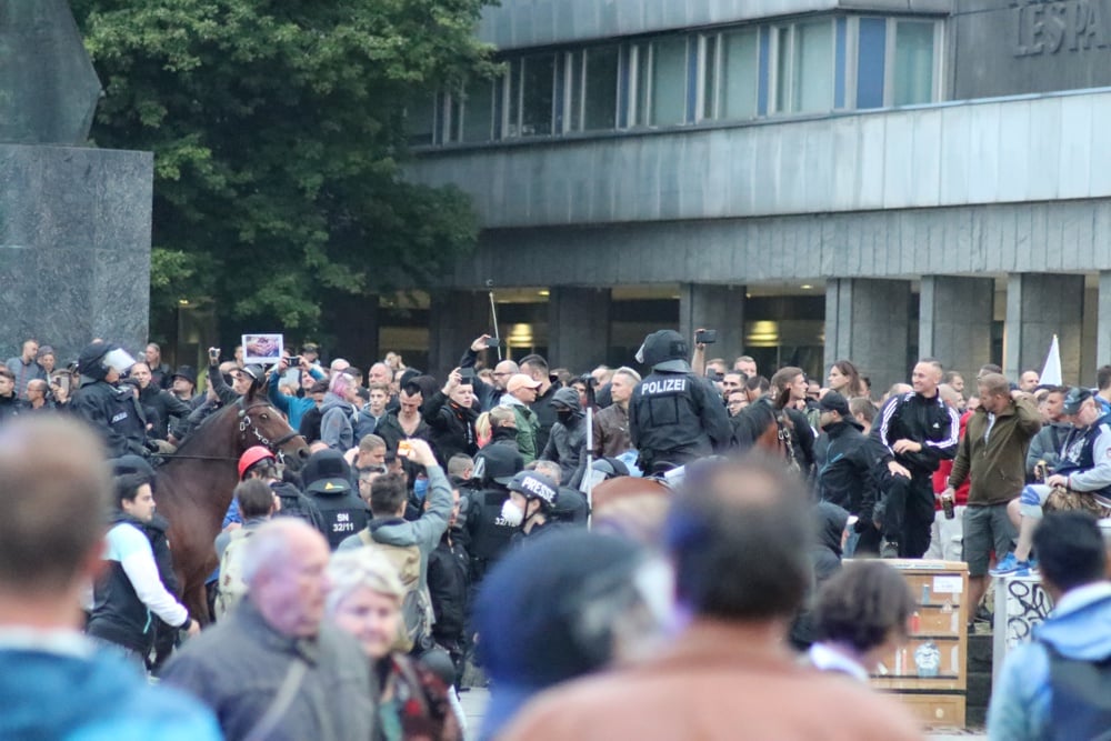 Des Volkes Aufnahme. Im Gewimmel wird vor und zurückgefilmt. Offenbar ist jeder damit befasst, Lüge und Betrug zu beweisen. Foto: Michael Freitag