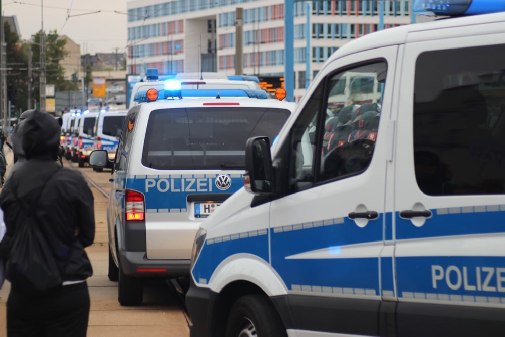 Die Hamburger Polizisten übernehmen die Absperrung ohne Räumung. Vielleicht einer der ersten klaren Polizeieinsätze in Chemnitz dieser Tage. Foto: Michael Freitag