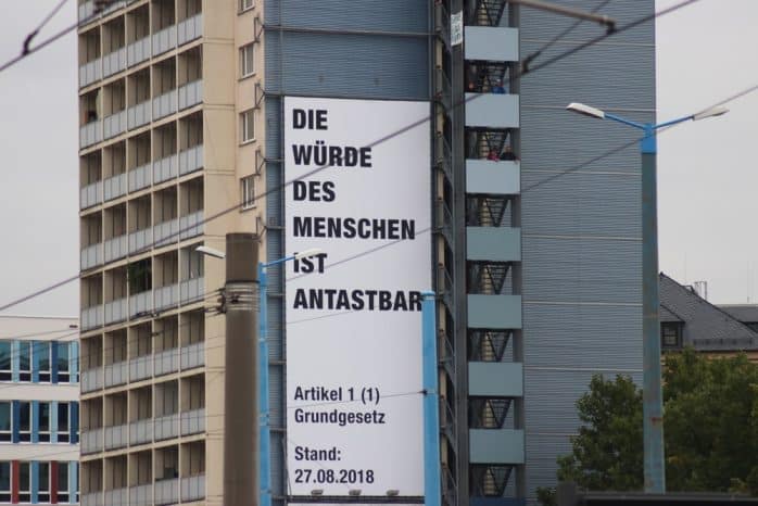 Die Würde des Menschen ... gilt Artikel 1 noch in Chemnitz? Foto: L-IZ.de