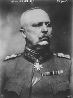 Einer der Hauptväter der Dolchstoßlegende direkt nach em ersten WK. General Erich Ludendorff Foto Alexander Binder, gemeinfrei