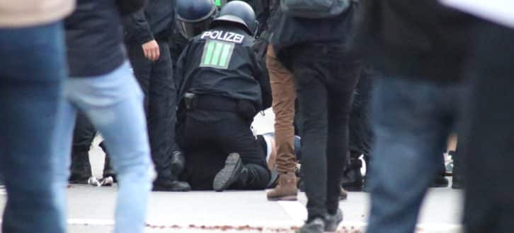 Erste Festnahme bei der AfD/Pegida/Pro Chemnitz-Demo, danach eskaliert die Situation weiter. Foto: L-IZ.de