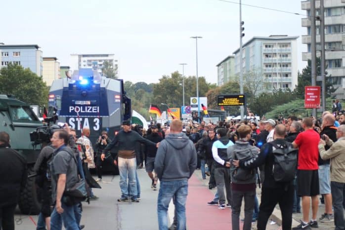 Es werden weitere herangewunken - der Volkssturm soll losbrechen. Foto: Michael Freitag
