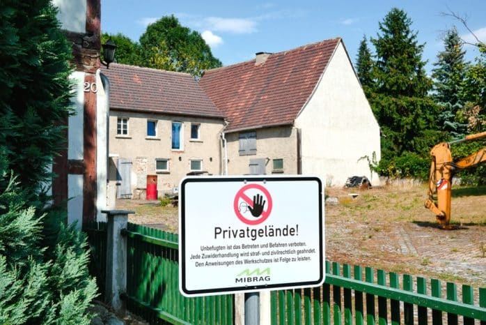 Die gekauften Grundstücke in Pödelwitz verfallen einfach. Foto: Luca Kunze