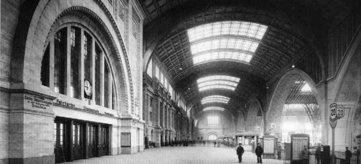 Hauptbahnhof Leipzig Querbahnsteig im Jahr 1916. Foto: Atelier Hermann Walter , Bernhard Müller, Gemeinfrei