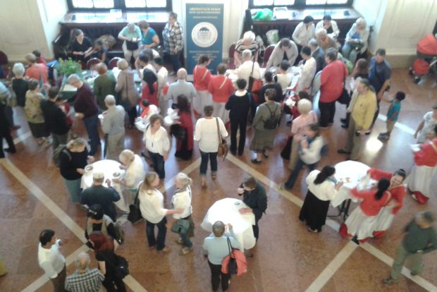 Der „Markt der Köstlichkeiten“ im Anschluss an die offizielle Eröffnung. Foto: René Loch