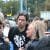 Jürgen Kasek (Grüne) und Irena Rudolph-Kokot (SPD) besprechen die Abreise der Leipziger via Zug mit der Polizei. Foto: L-IZ.de