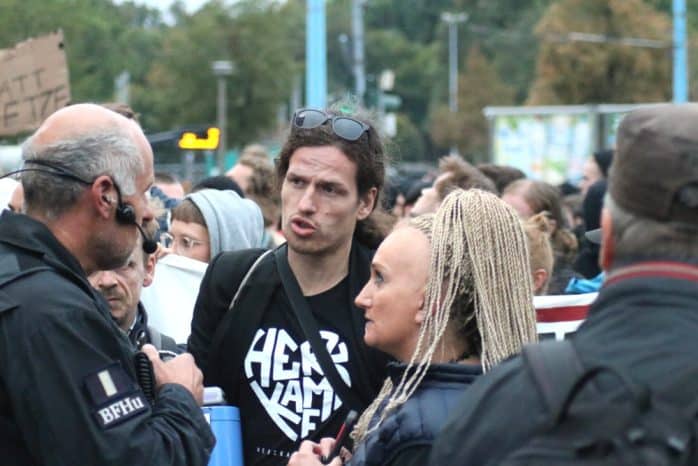 Jürgen Kasek (Grüne) und Irena Rudolph-Kokot (SPD) besprechen die Abreise der Leipziger via Zug mit der Polizei. Foto: L-IZ.de