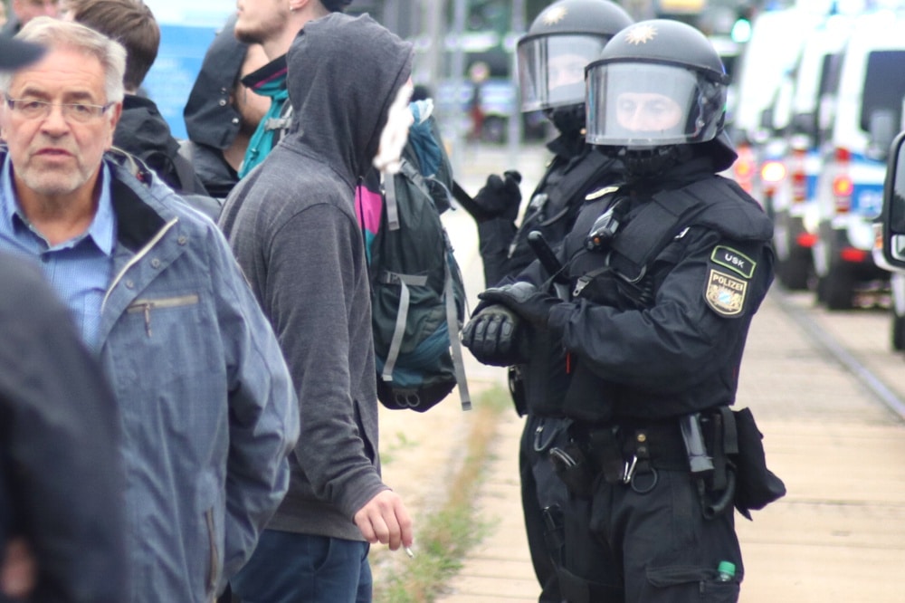 Hat noch einige Fragen zum Justizapparat Sachsens, Klaus Bartl (MdL, Die Linke) auf der Gegendemo am 1. September 2018 in Chemnitz. Foto: L-IZ.de