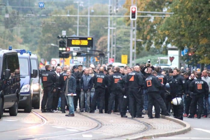 Kurze Zeit zuvor es noch, als ob die Rechten doch laufen können. Dann ist rasch Schluss und alles endet in einer Kundgebung am "Nischel". Foto: L-IZ.de