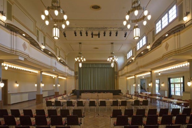 Die Versteigerung des Fundbüros findet im Großen Lindensaal des Rathauses statt. Foto: punktum Peter Franke