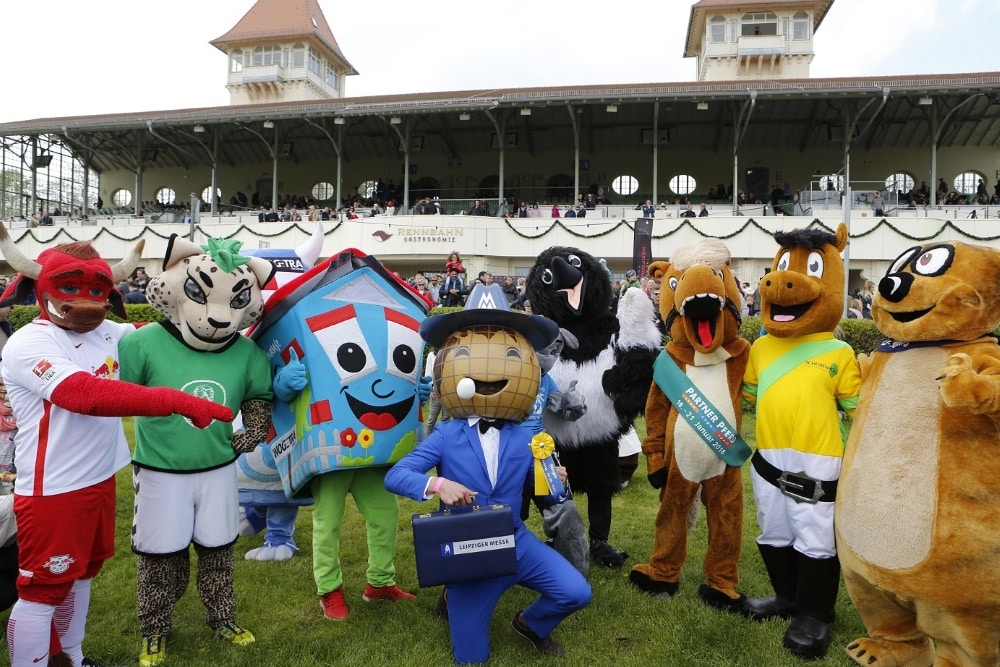 Bevor die Vollblüter das Geläuf betreten haben die Leipziger Glücksbringer gegen 13 Uhr ihren großen Auftritt beim Maskottchenrennen. Foto: Scheibenholz