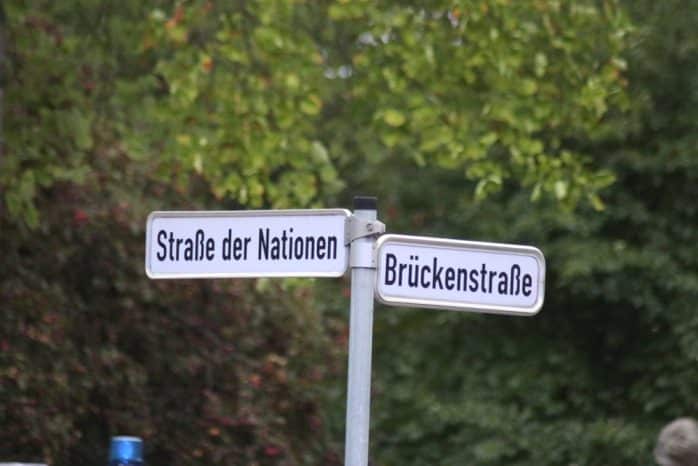 Nationen versus Brücken. Es gibt seltsame Versammlungsorte - so wie hier bei der AfD. Foto: Michael Freitag