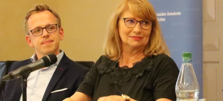 Petra Köpping (SPD) und Dr. Marcus Böick bei einer Debatte um die Wendezeit Anfang 2018 in Grimma. Foto: Michael Freitag