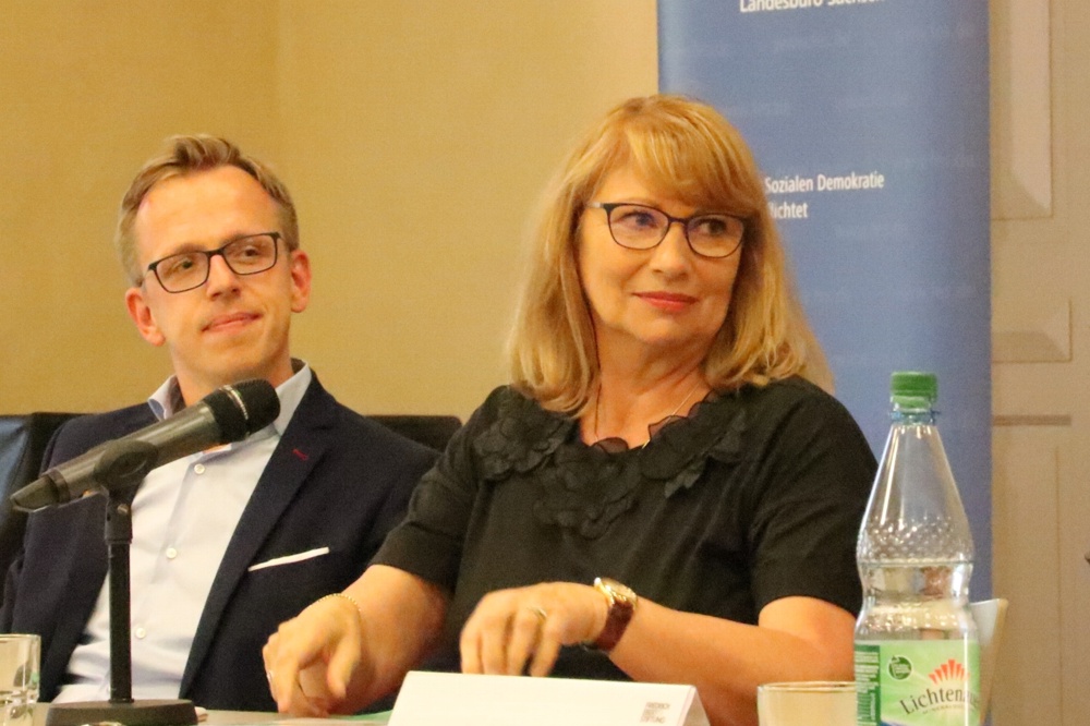 Petra Köpping (SPD) und Dr. Marcus Böick bei einer Debatte um die Wendezeit Anfang 2018 in Grimma. Foto: Michael Freitag