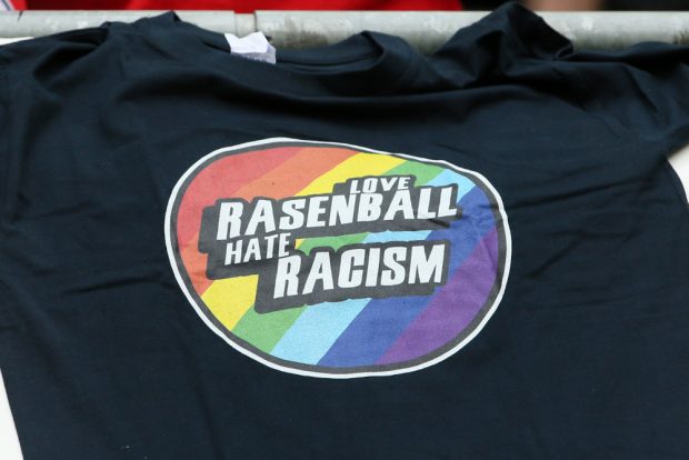 Die Rasenballisten verkauften T-Shirts vor dem Stadion. Foto: GEPA Pictures