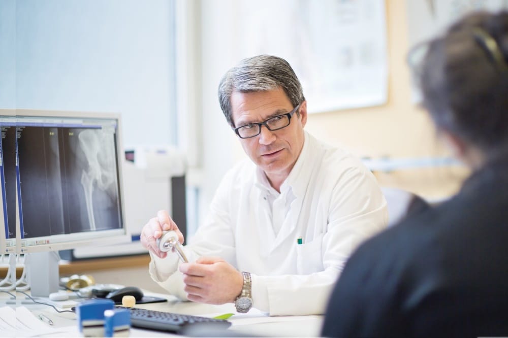 Prof. Andreas Roth, Bereichsleiter Endoprothetik der Klinik für Orthopädie, Unfallchirurgie und Plastische Chirurgie am Universitätsklinikum Leipzig, und weitere Experten informieren beim Gesundheitsforum Hüfte am Sonnabend, 15. September. Foto: Stefan Straube/UKL