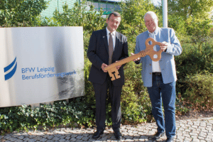 Schlüsselübergabe vom scheidenden Geschäftsführer Alois Fischer (rechts) an seinen Nachfolger Jörg Beenken, der ab 1. Oktober die Geschäfte des BFW Leipzig führen wird. © M. Lindner, BFW Leipzig