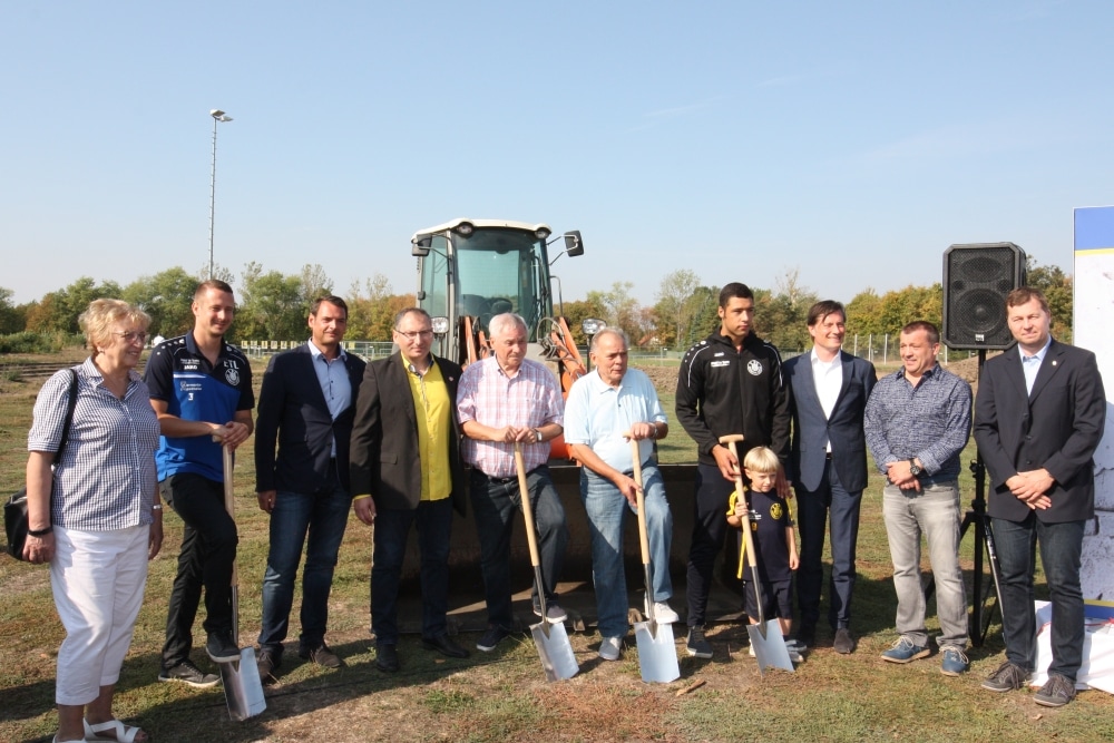 Der Bau kann beginnen - Spatenstich für den neuen Lok-Kunstrasen. Foto: 1. FC Lok