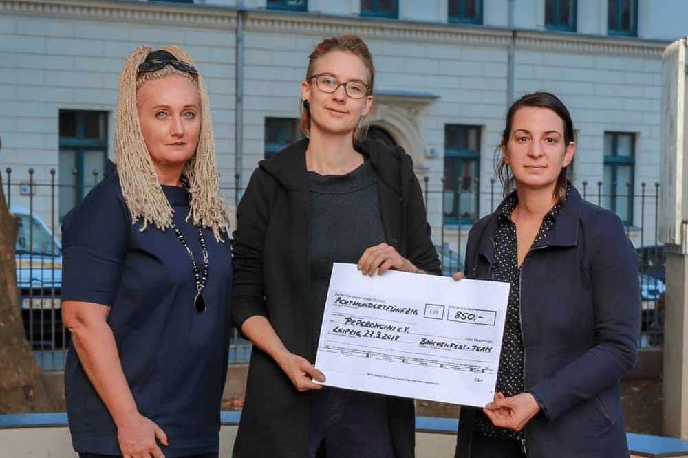 Spendenübergabe Brückenfest Peperoncini. Foto: Marco Arenas