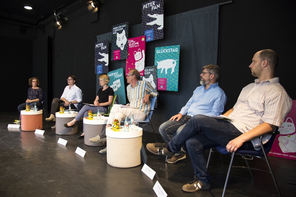 Auf dem Podium (von links nach rechts) Birgit Lindermayr, Winnie Karnofka, Lydia Schubert, Jürgen Zielinski, Jörn Kalbitz und Roland Bedrich. Foto: Sebastian Schimmel