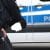 Da ist der angetrunene junge Mann wieder. Auch mit seiner Festnahme beginnt der Krawall am "Nischel". Foto: Michael Freitag
