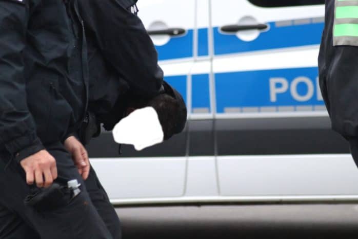 Da ist der angetrunene junge Mann wieder. Auch mit seiner Festnahme beginnt der Krawall am "Nischel". Foto: Michael Freitag