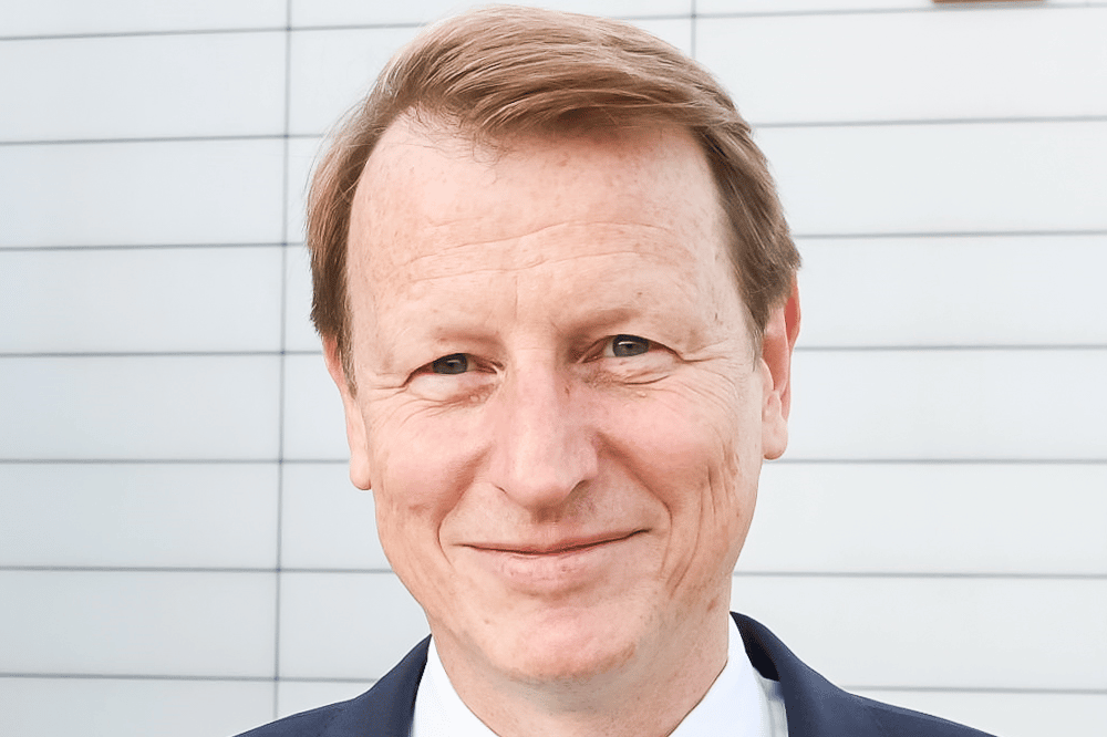 VNG-CEO Ulf Heitmüller vor dem Konzernsitz in Leipzig (© VNG AG/ Eric Kemnitz)