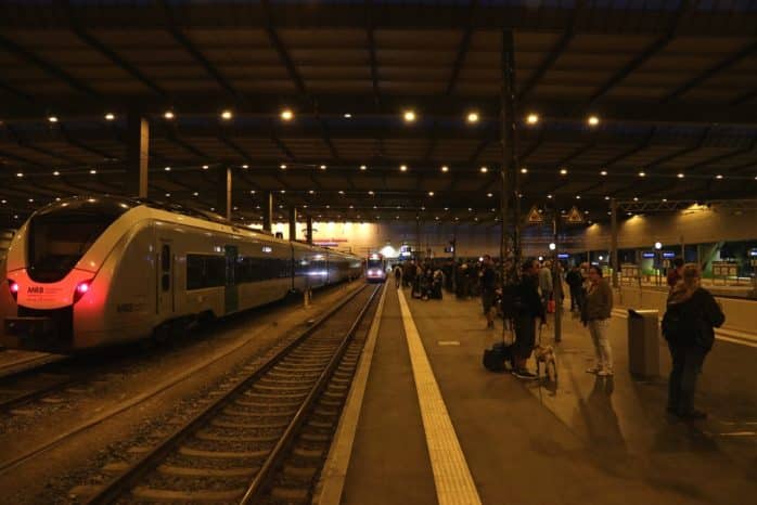 Warten auf die Züge bei der Abreise, während der Bahnsteig immer voller wird und draußen noch weit mehr warten. Foto: Michael Freitag