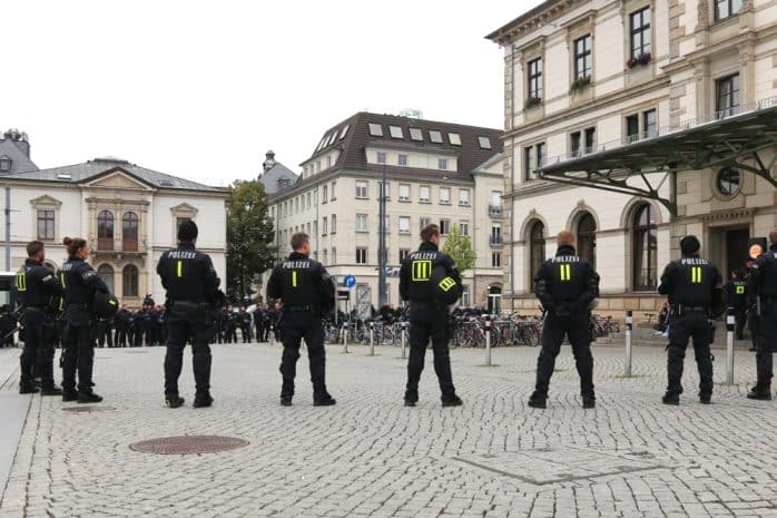 Zum Schutz und zur Begleitung aufgestellt - weitere Beamten am Bahnhof Chemnitz. Foto: Michael Freitag