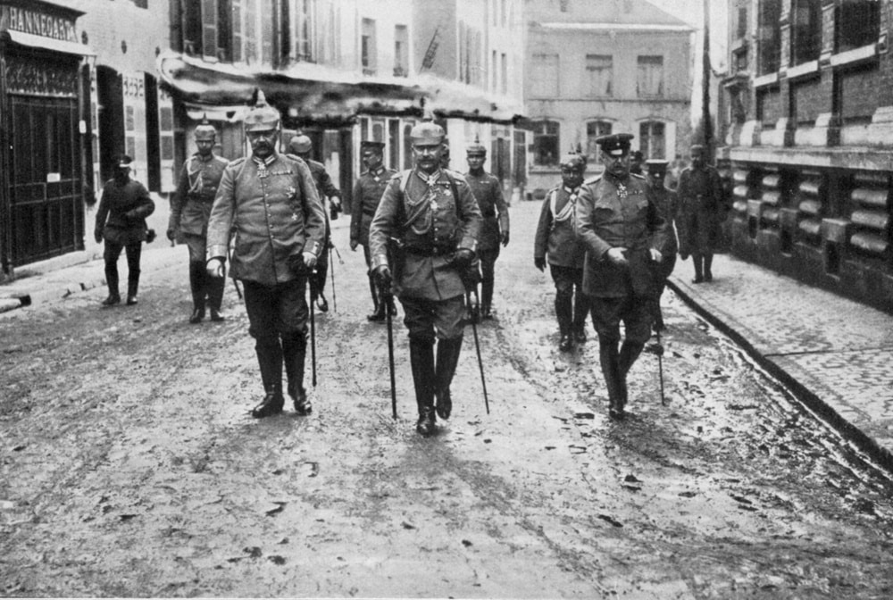 Oh alter Männer Herrlichkeit: Paul von Hindenburg, Wilhelm II. und Erich Ludendorff sowie weitere Mitglieder der OHL noch während der Frühjahrsoffensive 1918 auf dem Weg zum Großen Hauptquartier inAvesnes-sur-Helpe. Ab jetzt wird nur noch über die Erfolge gelogen. Foto: Hermann Rex „Der Weltkrieg in seiner rauhen Wirklichkeit. Das Frontkämpferwerk“ von 1926. Gemeinfrei