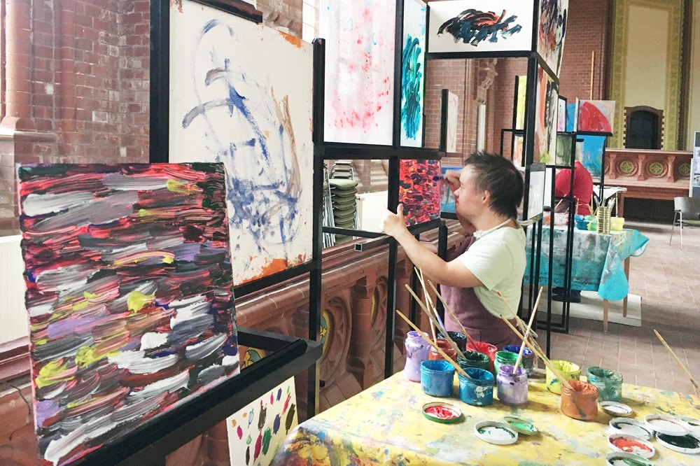 Anita bei der Vorbereitung der Ausstellung in der Heilandskirche. Foto: Christin Schutta