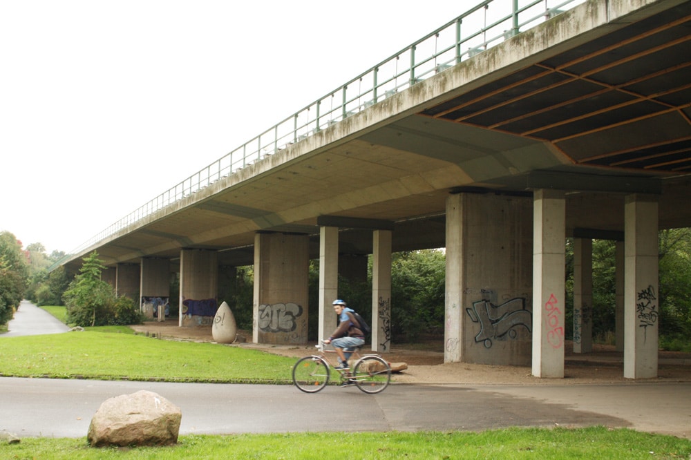 Auch reif für den Neubau: B2-Brücke im Agra-Park. Foto: Ralf Julke
