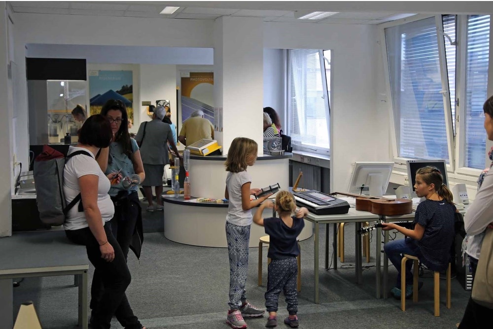 INSPIRATA Mitmach Ausstellung im Physik-Bereich mit Besuchern. Foto: Cynthia Pfingst