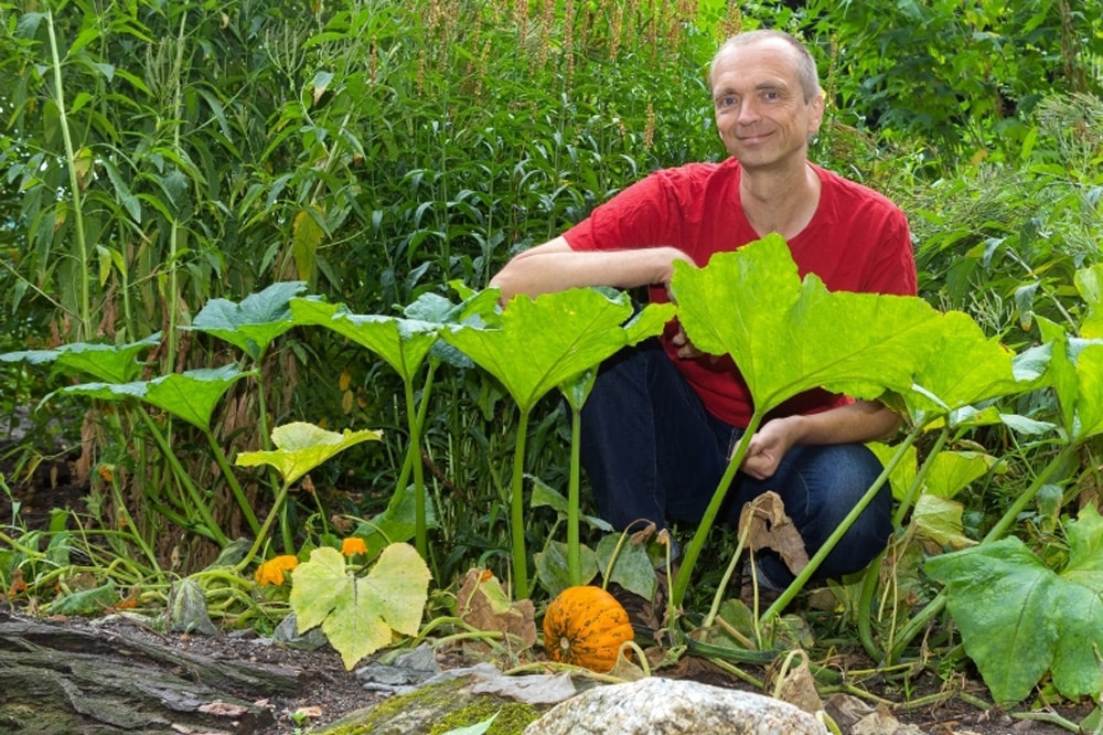 Dr. Martin Freiberg auf dem Liebespfad im Botanischen Garten. Foto: Swen Reichhold/ Universität Leipzig