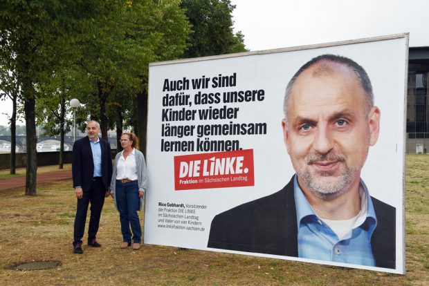 Rico Gebhardt und Cornalia Falken bei der Enthüllung des Linke-Plakats zur Gemeinschaftsschule. Foto: Linksfraktion Sachsen