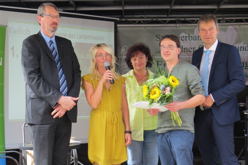 von links nach rechts: MdL Volker Tiefensee, Mareen Hielscher (LPV), Veronika Leißner, Gewinner Lars Thieme und Nordsachsens Landrat Kai Emanuel. Foto: LPV
