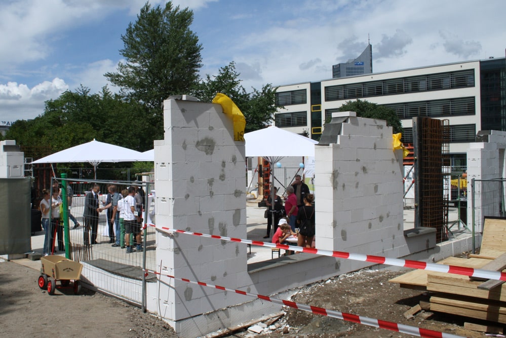 Klassisch Stein auf Stein - hier bei einem Kita-Bau der LWB. Foto: Ralf Julke