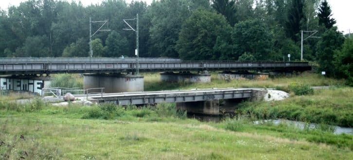 Die alte Müllbergbrücke gleich neben der Eisenbahnüberführung. Foto: Ralf Julke
