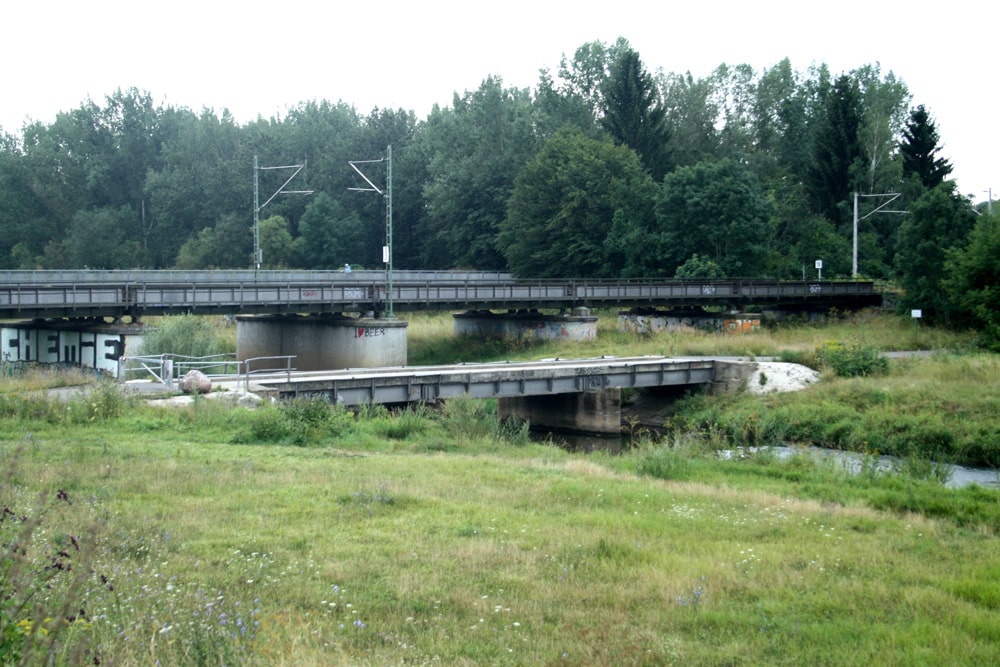 Die alte Müllbergbrücke gleich neben der Eisenbahnüberführung. Foto: Ralf Julke