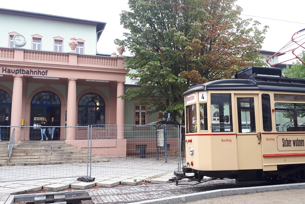 Probefahrt vor dem Naumburger Hauptbahnhof. Foto: Naumburger Straßenbahn GmbH