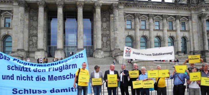 Protest am 12. September vor dem Reichtagsgebäude. Foto: Bürgerinitiative "Gegen die neue Flugroute"