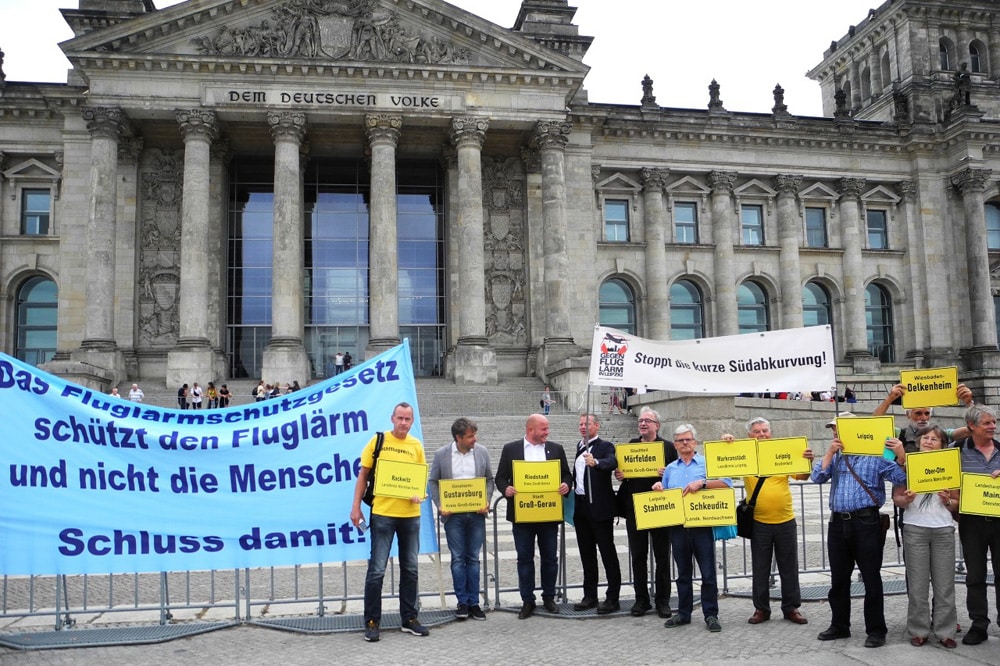 Protest am 12. September vor dem Reichtagsgebäude. Foto: Bürgerinitiative "Gegen die neue Flugroute"