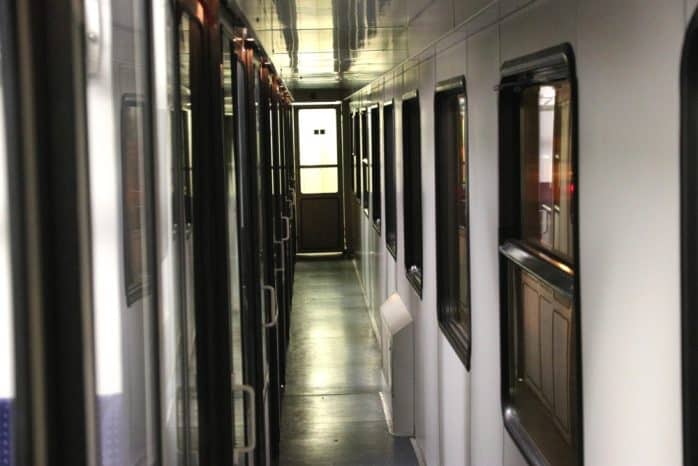 So sieht ein Zug, gezogen von einer Diesellok zwischen Leipzig und Chemnitz im Regelbetrieb aus. Für 80 Kilometer braucht man eine Stunde in der „Metropolregion“. Foto: Michael Freitag (2017)So sieht ein Zug, gezogen von einer Diesellok, zwischen Leipzig und Chemnitz im Regelbetrieb aus. Für 80 Kilometer braucht man eine Stunde in der "Metropolregion". Foto: Michael Freitag (2017)