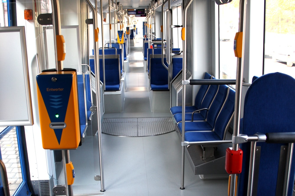 Eine Straßenbahn voller Quengelknöpfe ... Foto: Ralf Julke