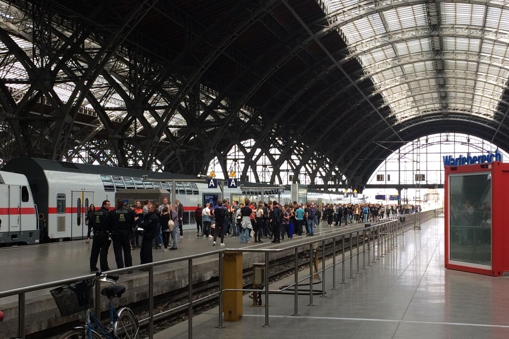 Die Reise beginnt mit fehlenden Zügen und wird kurz darauf zum Wortgefecht. Foto: Michael Freitag