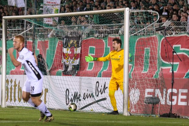 Chemie-Keeper Julien Latendresse-Levesque hat gerade den Gegentreffer zum 0:2 hinnehmen müssen. Foto: Jan Kaefer