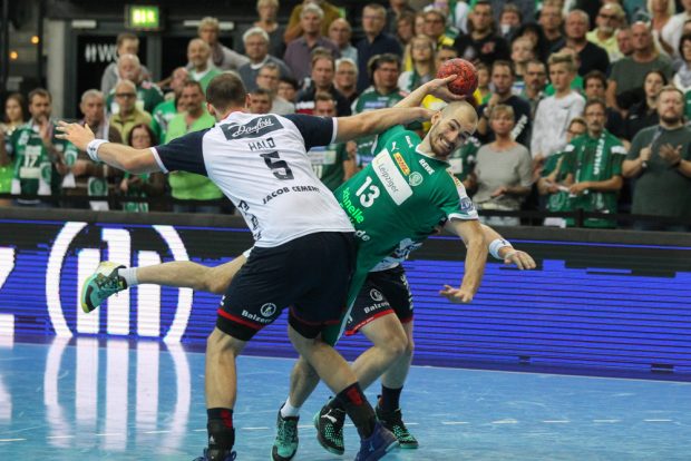 Maximilian Janke (DHfK) schlüpft durch die Flensburger Zange. Foto: Jan Kaefer