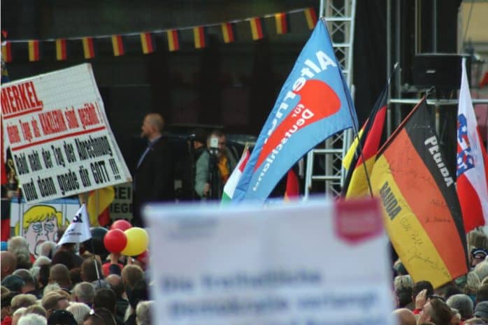 Ein Ei und das andere: AfD und Pegida als Einheit auch in der Optik. Foto: L-IZ.de