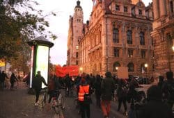Ankunft der 200 Demonstranten am Neuen Rathaus. Foto: L-IZ.de