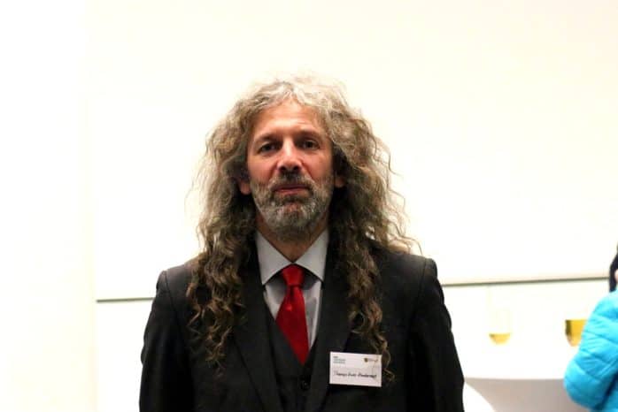 Bereit zur Machtübernahme. Thomas "Kuno" Kumbernuß (DIE PARTEI) beim Sachsengespräch in Leipzig. Foto: L-IZ.de